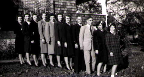 11kids1943.jpg (54165 bytes)