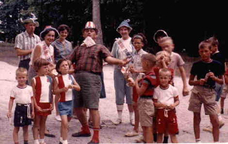 Family picnic July 4, 1964A.jpg (25287 bytes)