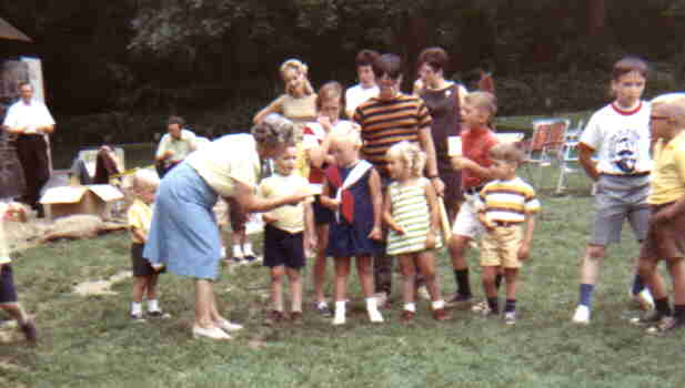 Family picnic June 21, 1969A.jpg (17152 bytes)