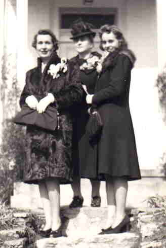 Fran & Agnes with their Mother, Cincinnati Feb 1942.jpg (11967 bytes)