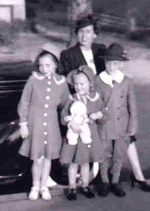 Fran with Jeanne,Margie & Jack Easter 1941.jpg (8326 bytes)