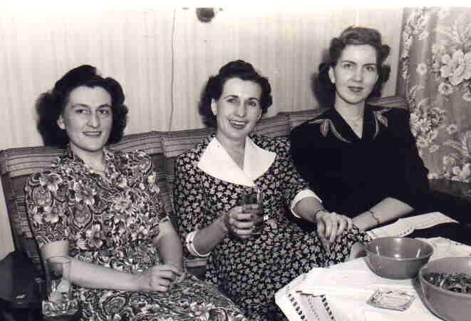 Marg, Fran & Gen Welsh Spring 1943.jpg (26156 bytes)