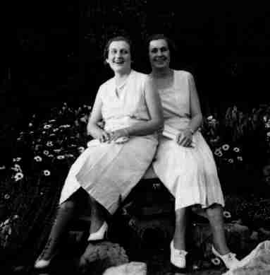 Marg & Fran Hershey Park 1933.jpg (7662 bytes)