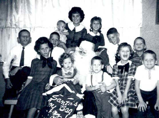 Santa and children.JPG (46355 bytes)