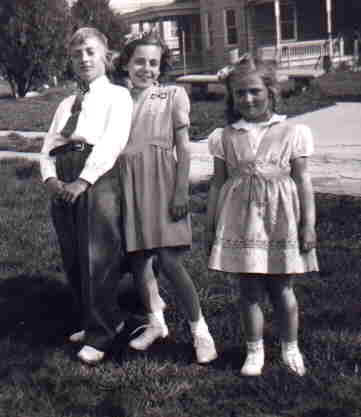 Jack,Jeanne&Margie Easter 1943.jpg (12169 bytes)