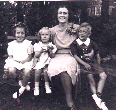 Marg, Jeanne,Margie&Jack,May1938.jpg (16034 bytes)